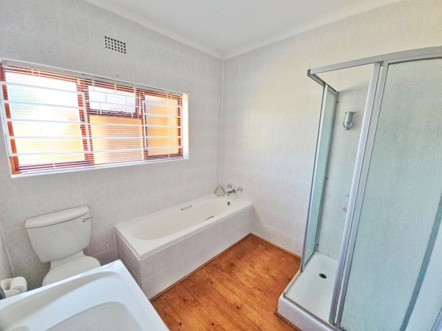 5 Bedroom Property for Sale in Kingfisher Creek Western Cape